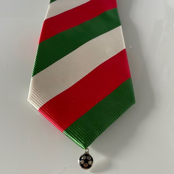 🇮🇹  J. Ploenes Italian Silk Tie With Soccer Ball Pendant - Picture 8 of 9